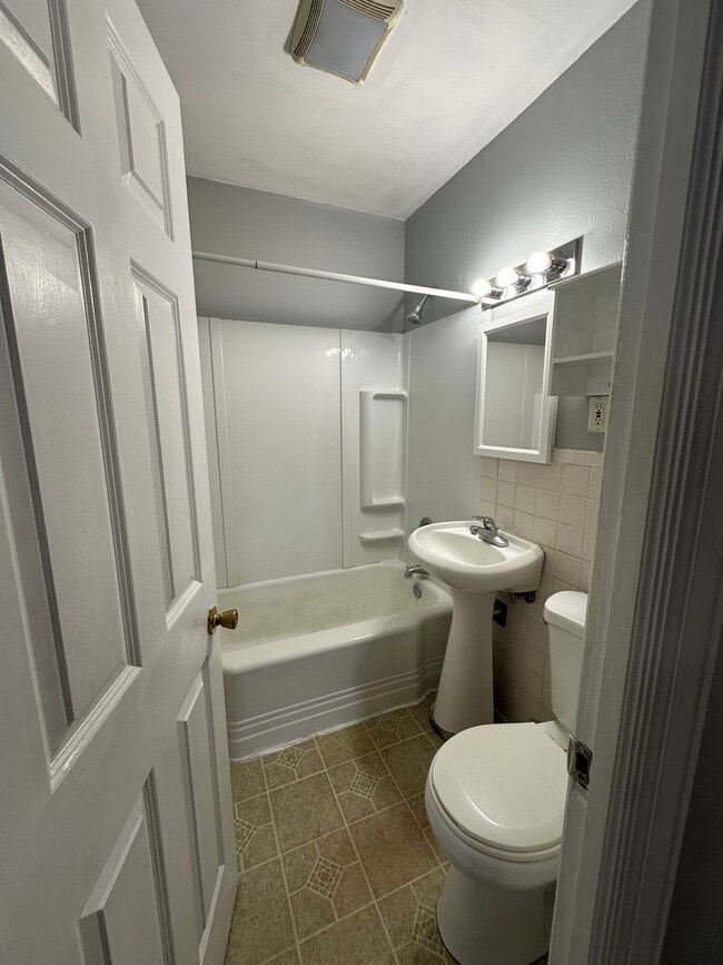Building Photo - 2 Bedroom, 1 Bath
