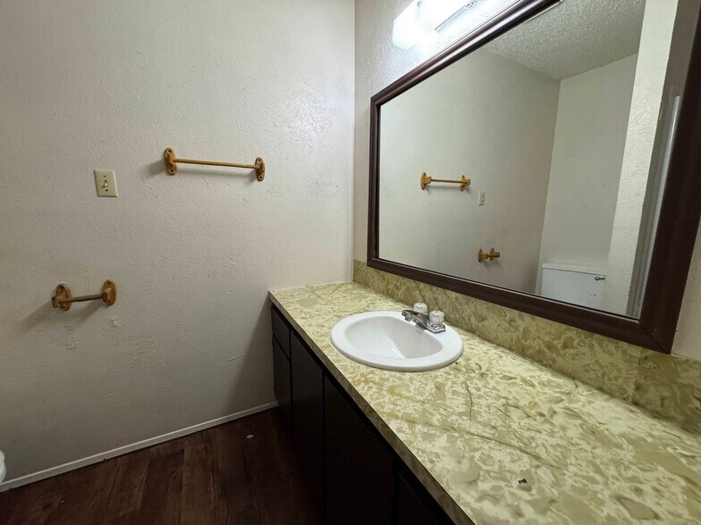 Building Photo - 4501 Westcliff Rd