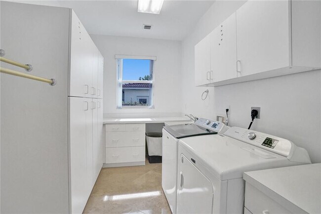 Building Photo - 1033 Brooks Ln