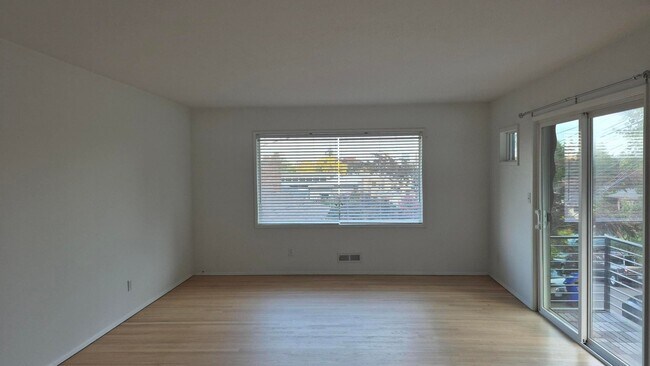 Building Photo - Amazing 2 Bedroom 1 Bath with View in NW P...