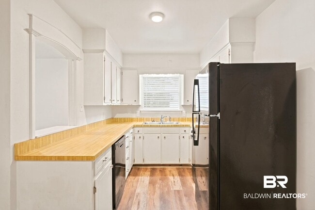 Building Photo - 509 Gayfer Ave