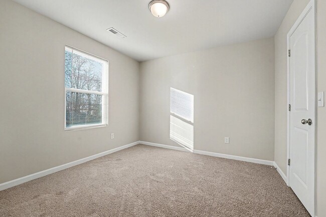 Building Photo - Beautiful 3-bedroom, 2.5-bath home in Greensboro