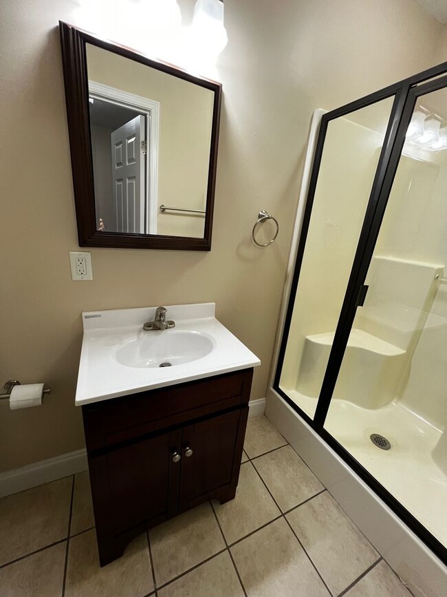Building Photo - 2 Bedroom / 1 Bath  Johnson City, TN