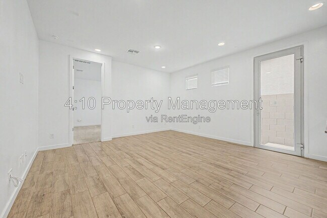 Building Photo - 3241 E Malibu Dr