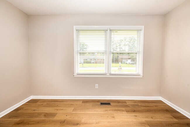 Building Photo - 204 Wildwood Rd