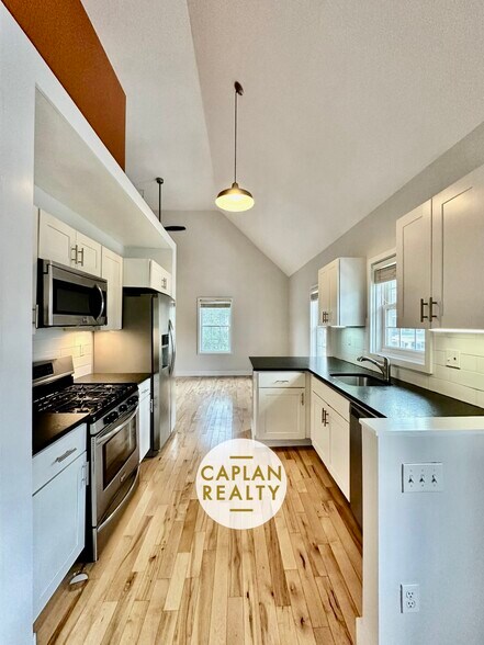 Building Photo - 324 Ashmun St