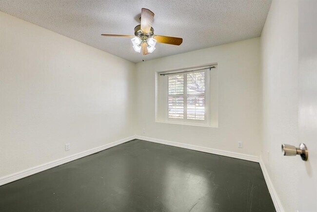 Building Photo - 1704 Foxfire Dr