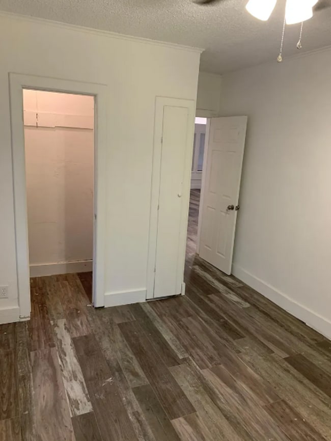 Building Photo - Beautifully Redone 2 Bedroom House! Available for a 5/1 Move In!!! *Updated Photos to Come*