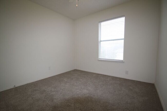 Building Photo - Upgraded 3BR Home | Granite Kitchen, High Ceilings & Gated Backyard | Minutes to Downtown Fort Worth