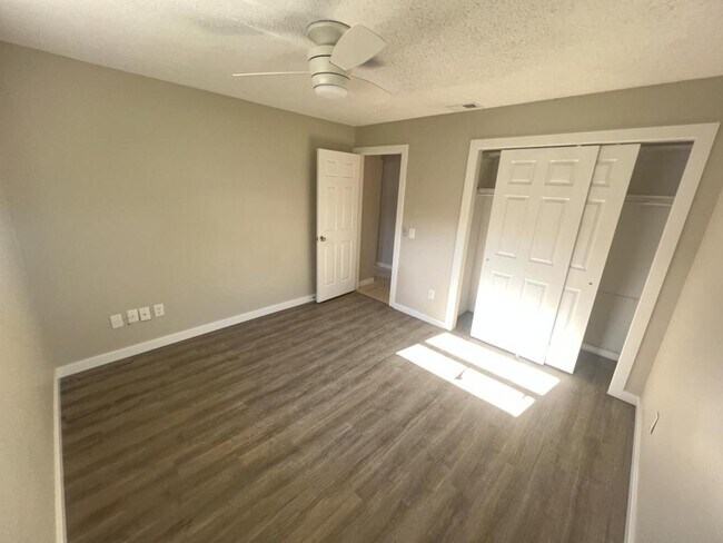 Building Photo - 6143 Alderwood St