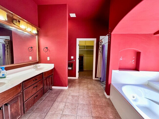 Building Photo - Charming 3-Bedroom Home with View in Moore...