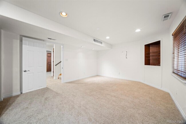 Building Photo - 421 W English Sparrow Dr