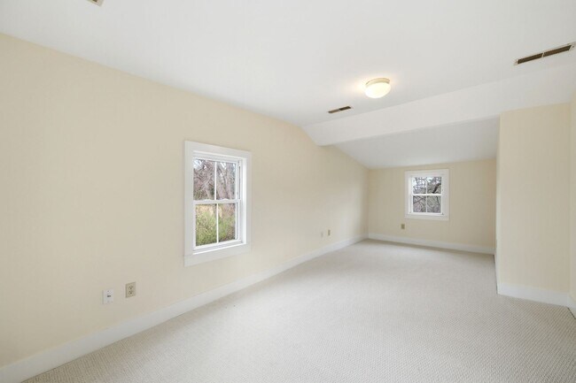 Building Photo - 1839 Spring Hill Rd