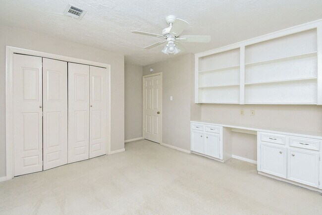Building Photo - 127 Rush Haven Dr