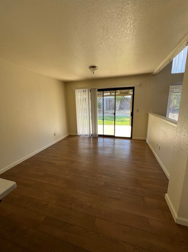 Building Photo - 903 Meadowhawk Dr
