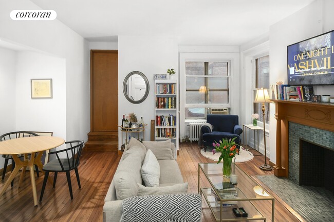 Building Photo - 305 W 90th St