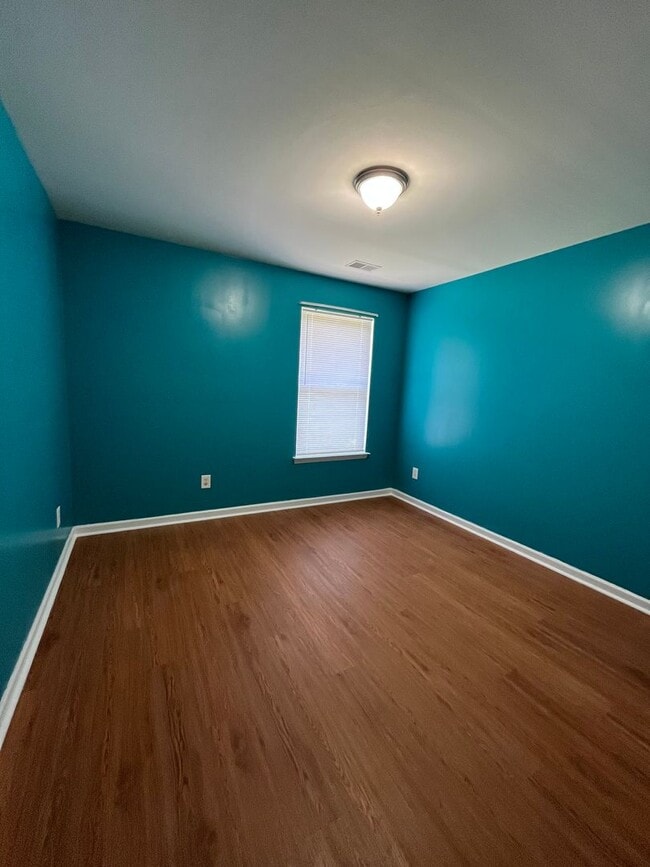 Building Photo - Beautiful 6 Bedroom, 3.5 Bath Home