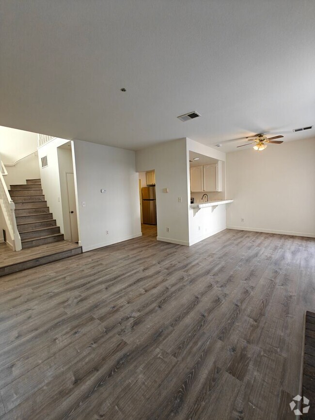 Building Photo - Lovely 3 beds & 2.5 baths town house in Ba...