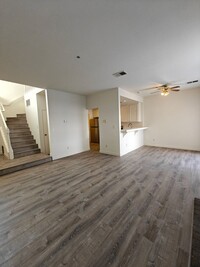 Building Photo - Lovely 3 beds & 2.5 baths town house in Ba...