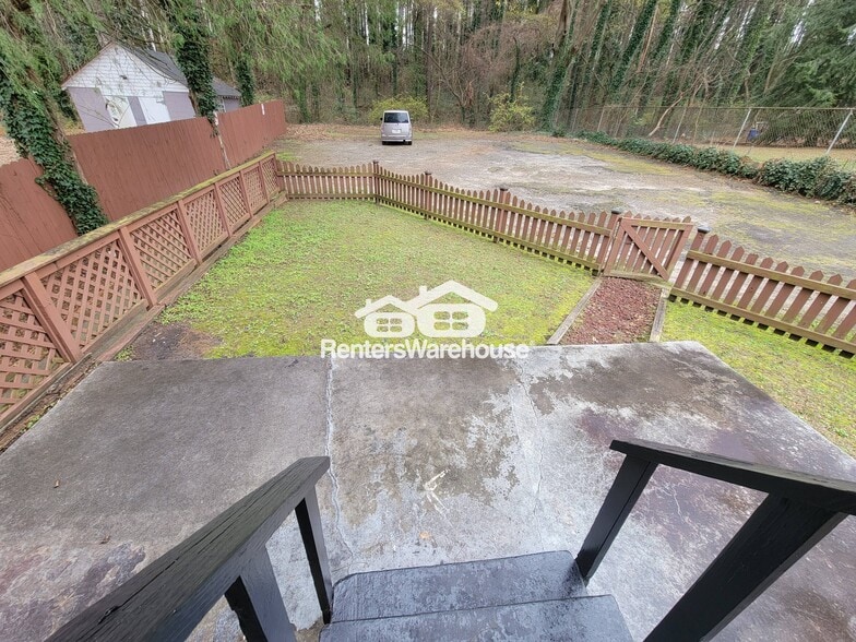 Building Photo - 1056 Regent St SW