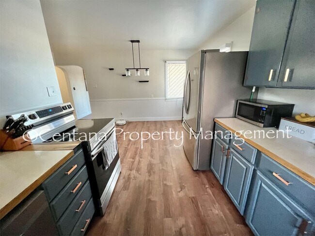 Building Photo - Large 2 bedroom house with an oversized ga...