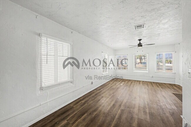 Building Photo - 2401 W Monroe St