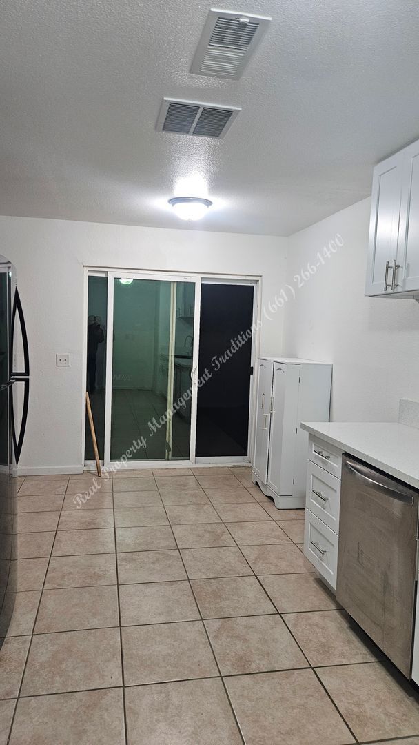 Building Photo - *** Please call us @ 661-266-1400 for information on availability, showings and applications proc...