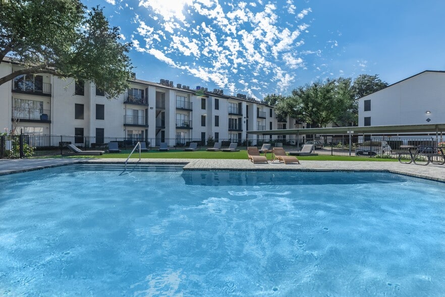 Building Photo - Villas on Rosemeade East