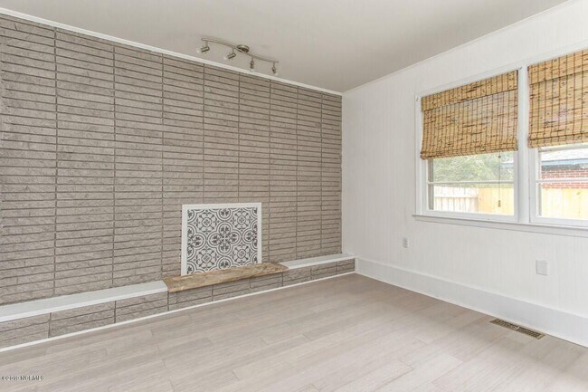 Building Photo - Students Welcome great 4 Bedroom House