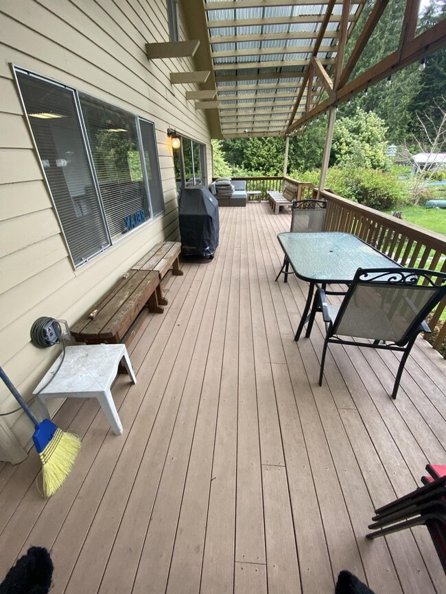 Building Photo - 31 SW Lake Roesiger Rd