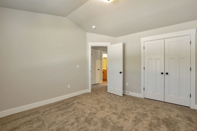 Building Photo - Stunning 3 Bed - 2.5 Bath Townhome in Amazing Layton Location! Available on NOW!