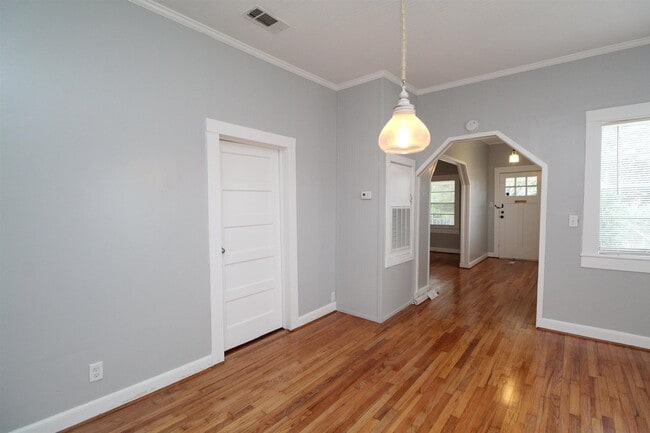 Building Photo - 618 N B St