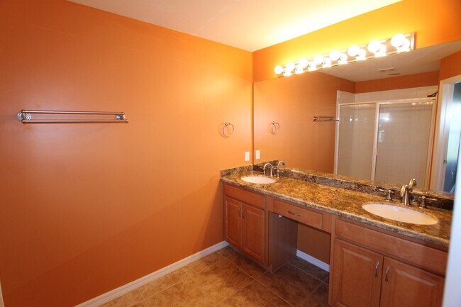 Building Photo - 1056 Hampton Cir