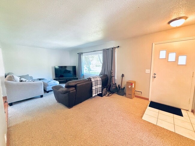 Building Photo - COME CHECK-OUT ALL THE UPDATES!  Great crystal home with huge fenced in backyard! Awesome home fo...