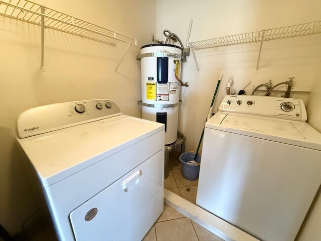 Building Photo - 1/BD 1/BA Light-Filled Condo in Gated Comm...