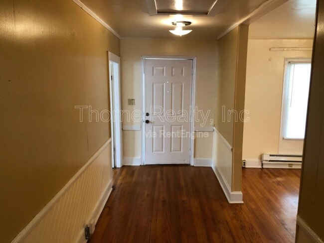 Building Photo - 517 NE Main St