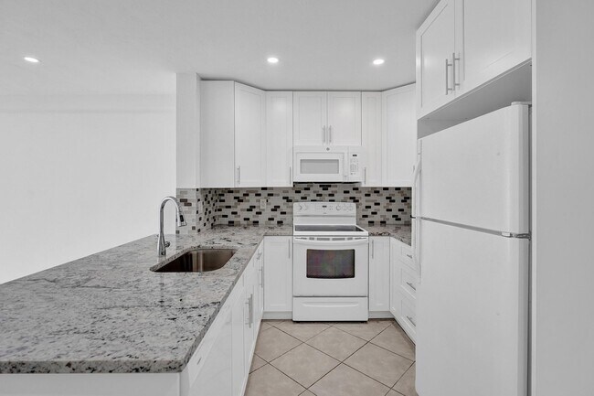 Building Photo - 2884 S Cambridge Ln