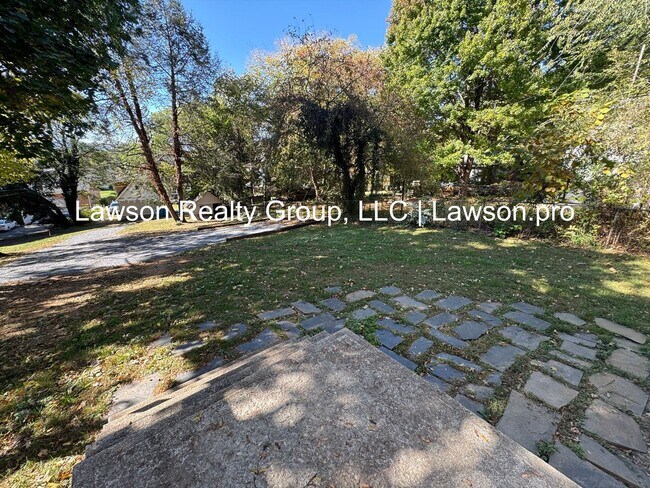 Building Photo - Three Bedroom Home - Walking Distance to G...