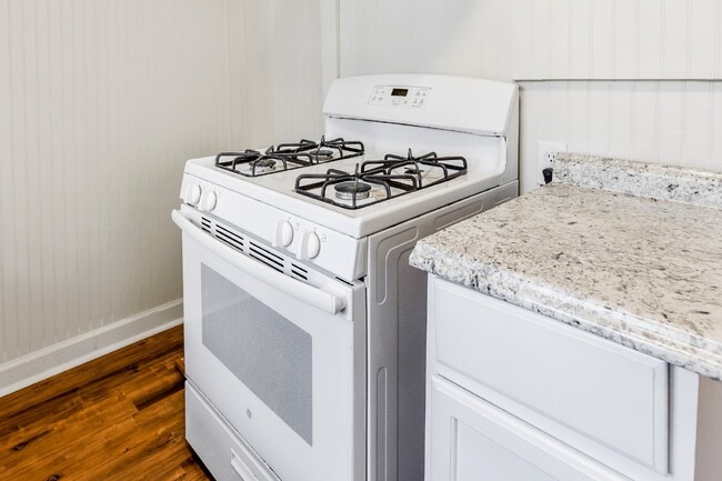 Building Photo - 2 Bed, 1 Bath Townhome in Haymount