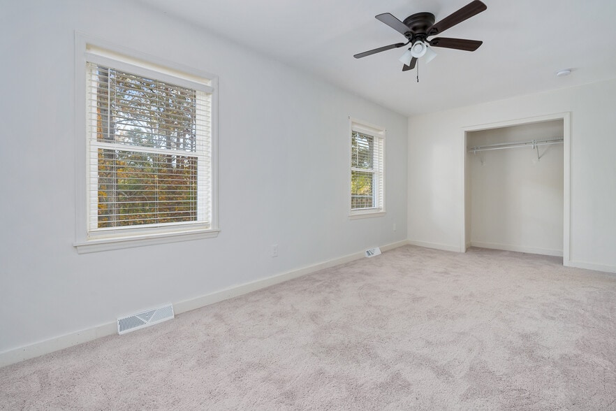 Building Photo - 1021 Lakewood Dr