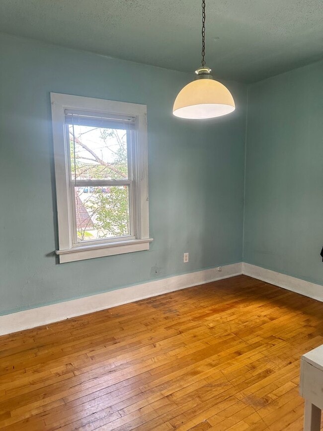 Building Photo - 4 Bed Room 2 Bath Big Yard