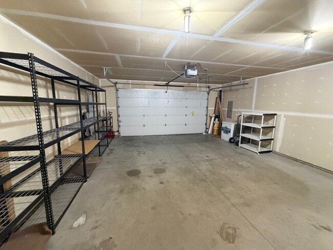 Building Photo - Now renting 3 bedroom House