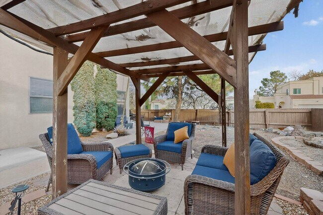 Building Photo - COMING SOON! Furnished 2 bedroom 2 bath Townhouse With A Bonus Room in a Great Location!