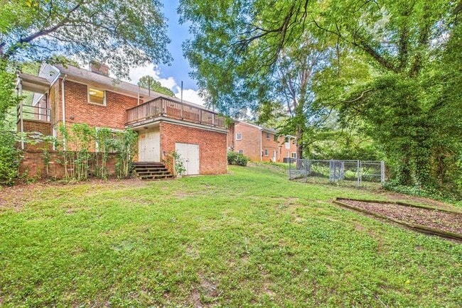 Building Photo - Large Home in Guilford Hills, Hardwood Flo...