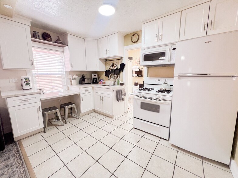 Building Photo - 333 E 700 S
