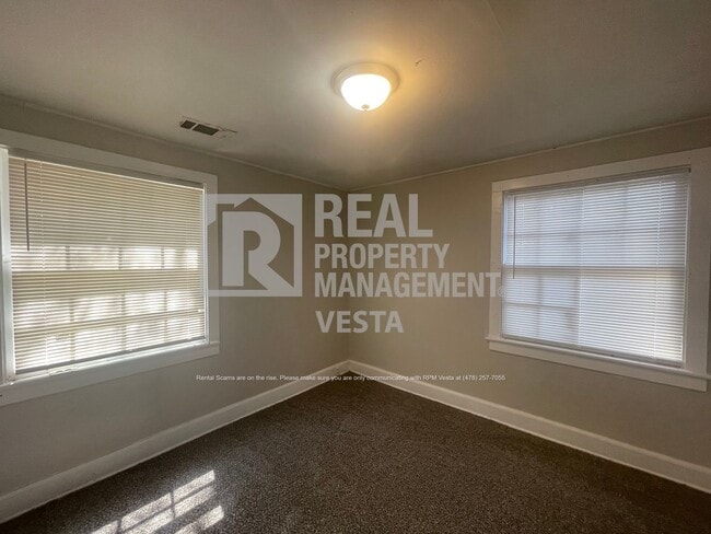 Building Photo - 1626 Selma Pl