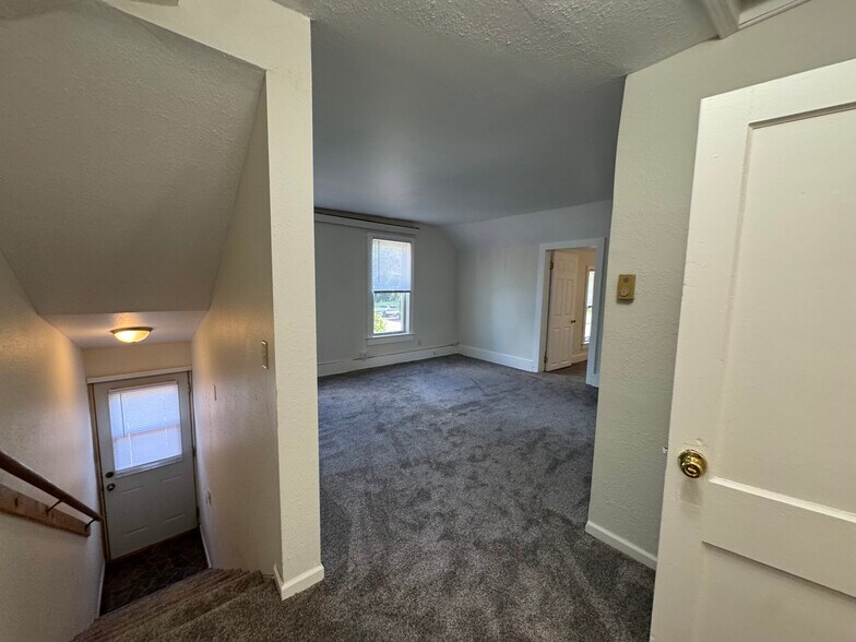 Building Photo - 1006 1/2 Therbrook St