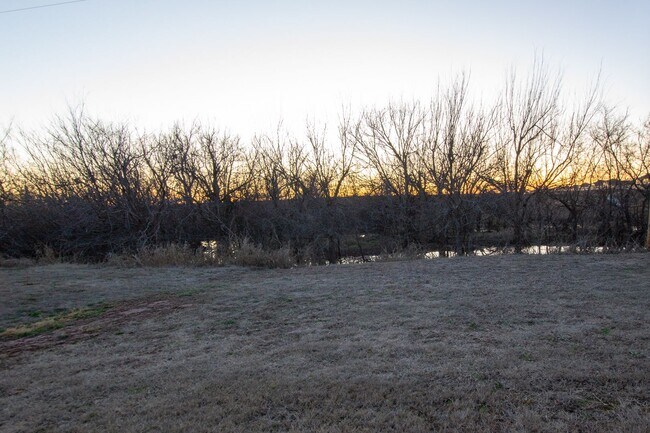 Building Photo - 3-Bed, 2-Bath Duplex with Waterway Views -...