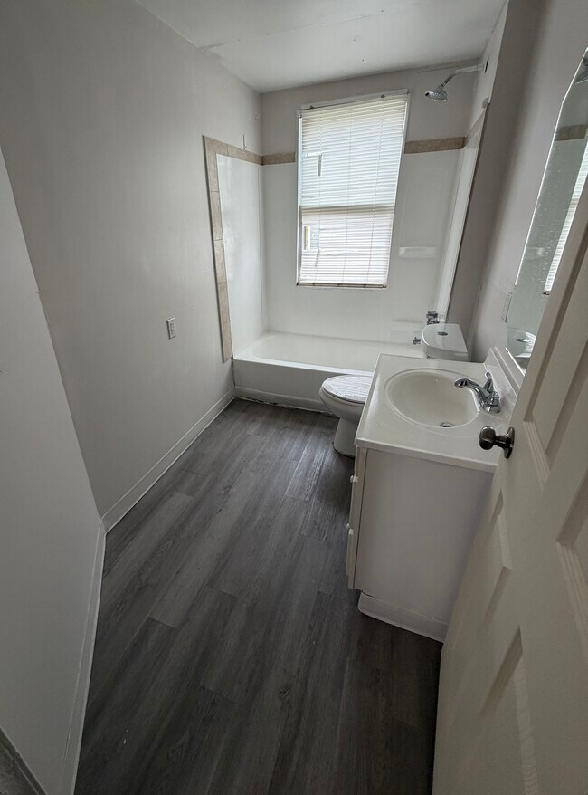 Building Photo - 108 Macamley St