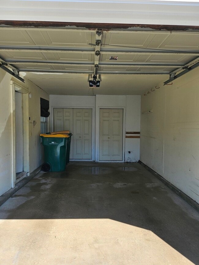 Building Photo - 640 Le Parc Cir
